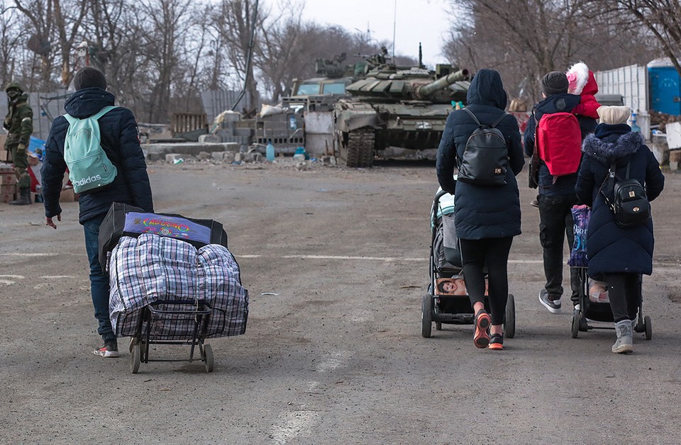 Беженцы из Мариуполя: Нам обещали стрелять в спину, если поедем в сторону России