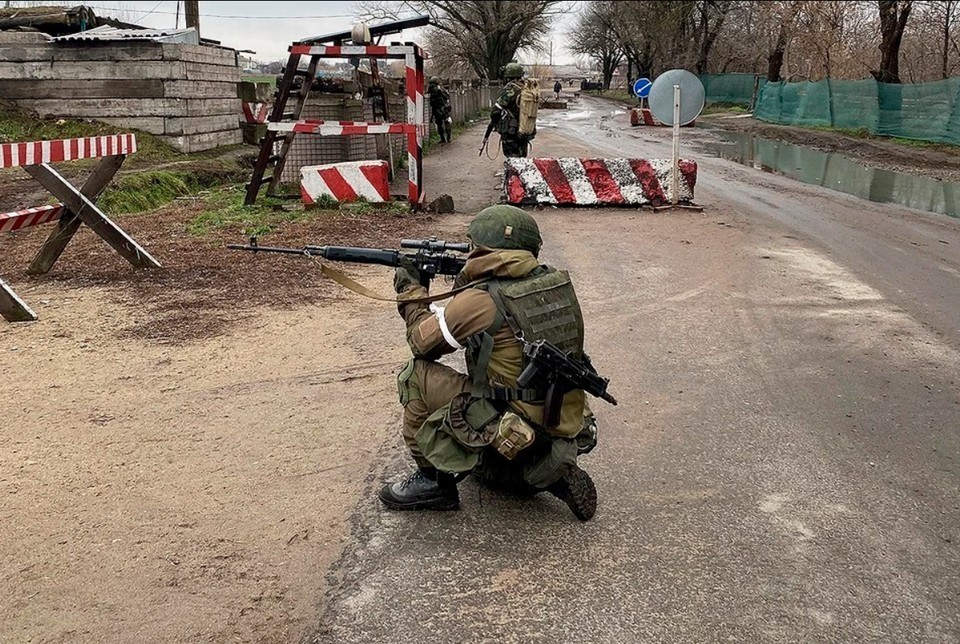 Старший сержант Попов стреляет из гранатомета первым