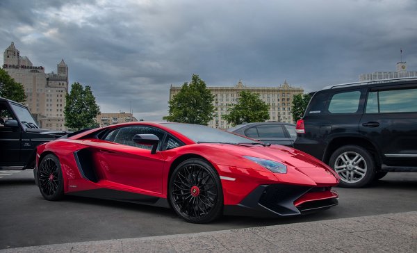 В Москве Lamborghini врезался в четыре иномарки