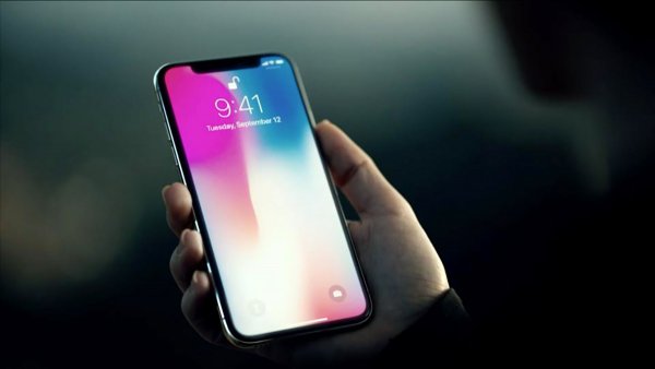 На Новом Арбате у москвички украли iPhone X за 105 тыс. рублей