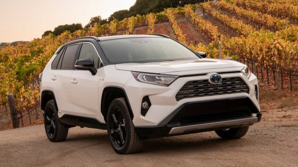 Японцы экономят «на спичках»: Как «тянет» новая Toyota RAV4 – хорошо, что не как «Камри»