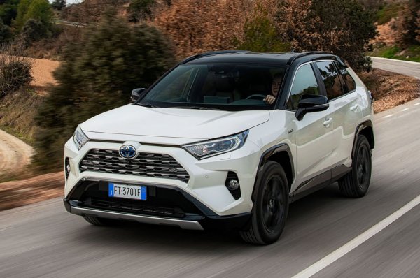 Почему «Равчик», а не «Спортейдж»? Несмотря на завышенную цену, Toyota RAV4 становится лидером продаж