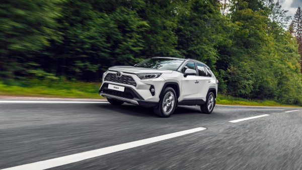 Для автоманьяков и консерваторов: Почему новый Toyota RAV4 – самый универсальный кроссовер российского рынка?