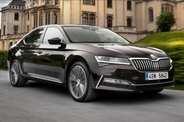 Ленивый слон против бешеной табуретки: Чего не хватает Skoda Superb, чтобы обойти Toyota Camry?