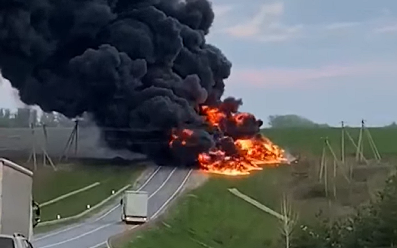 В Ливнах из-за взрыва колеса перевернулся бензовоз