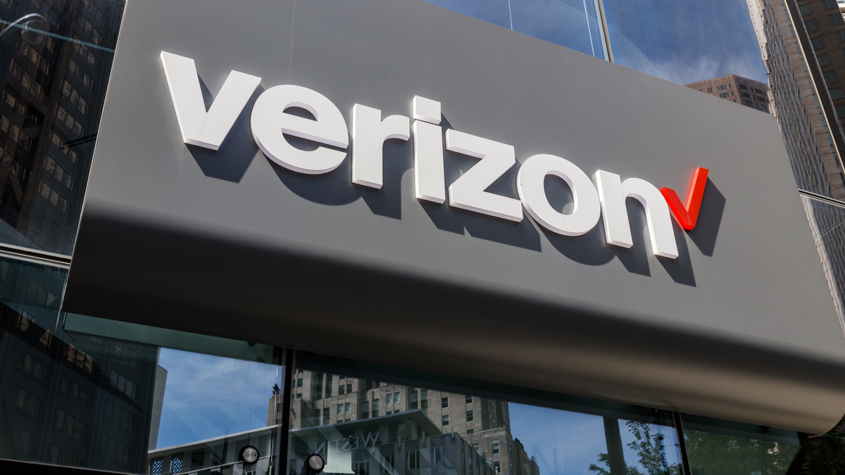 Хакер похитил данные сотен сотрудников Verizon