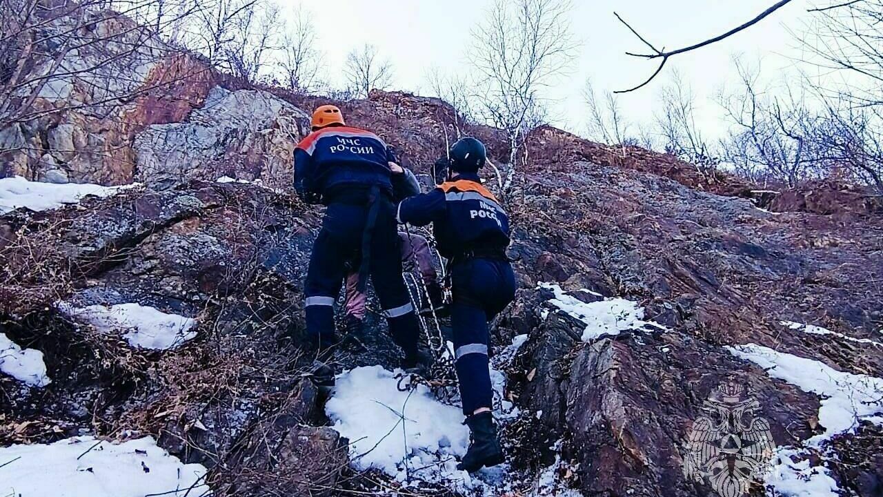 В опасную ловушку угодила девочка на отвесной скале в Приморском крае