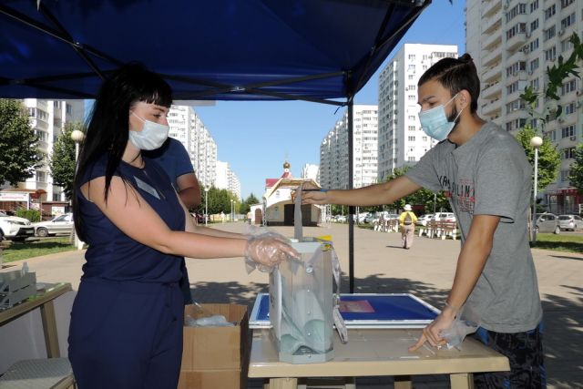 Во дворе, в интернете, дома. Как проходит голосование в городах России?