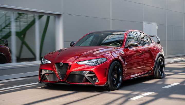 У Alfa Romeo появился особо суровый седан – сразу в двух лицах