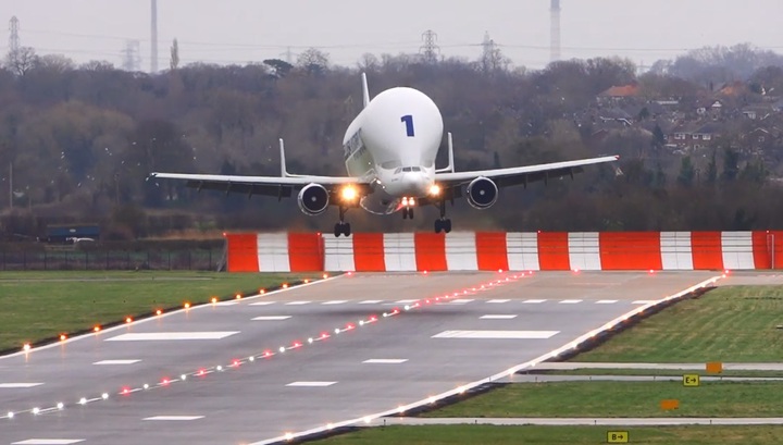 Пилоты Airbus Beluga посадили огромный транспортник при сильном ветре. Видео