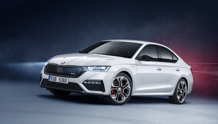 Skoda рассекретила первую в истории гибридную Octavia RS