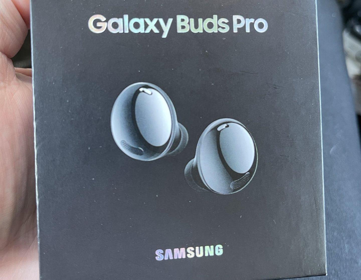 Наушники Samsung Galaxy Buds Pro на «живых» фото: овальная форма, шумоподавление и до 18 часов автономности