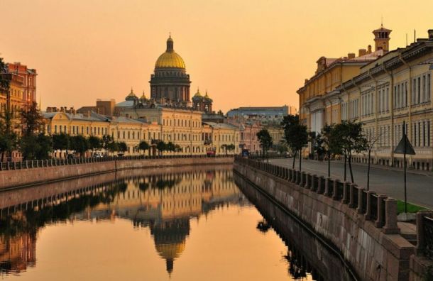 Беглов попросил людей не приезжать в Петербург