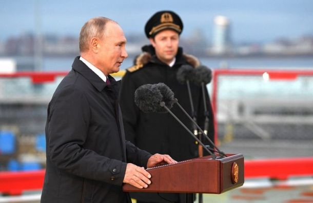 Путин поднял флаг на новом ледоколе 'Виктор Черномырдин' в Петербурге