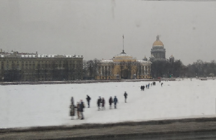 На льду Невы от Васильевского острова до центра появилась самостийная переправа