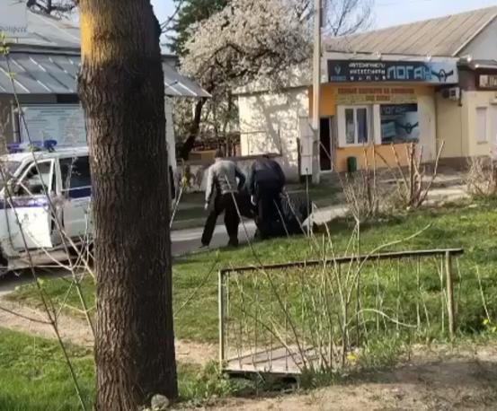 В Кисловодске полиция выбивает подписание протоколов о нарушении самоизоляции у прохожих?