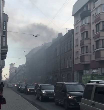 В Санкт-Петербурге, на перекрёстке Садовой и Вознесенского, спасли от пожара двух девушек