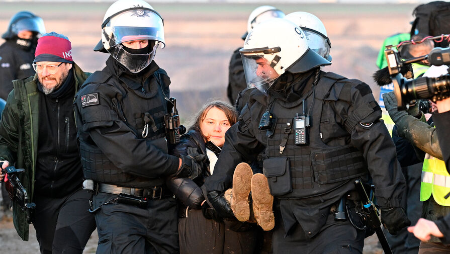 Полицейские унесли Грету Тунберг с места протестов у немецкой деревни Лютцерат