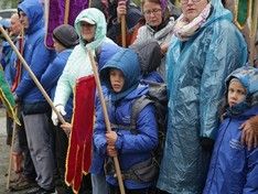 В Киров прибыли тысячи паломников и устроили массовые молитвы без масок (видео)