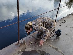 В Мурманской области на озере у заброшенной шахты вода стала неестественно голубой