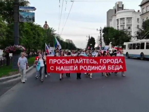 В Хабаровске полицейские снова подловили протестующего священника на хождении по проезжей части: он арестован