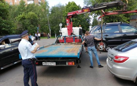 В центре Курска эвакуировали неправильно припаркованные авто