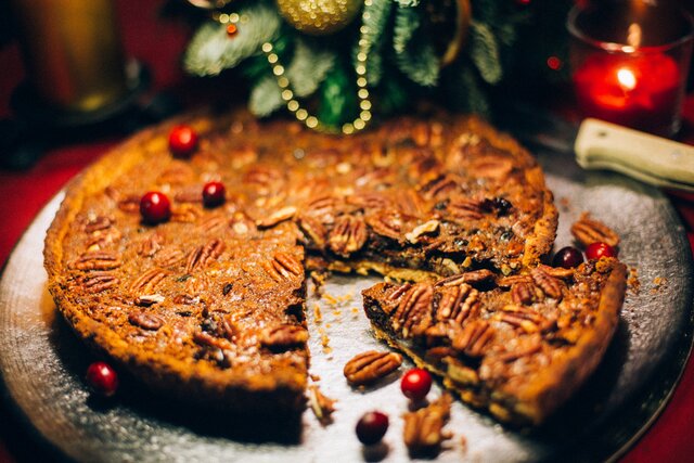 Самые вкусные (но довольно сложные!) десерты на каникулы. Попробуйте приготовить их вместе с «Медузой»