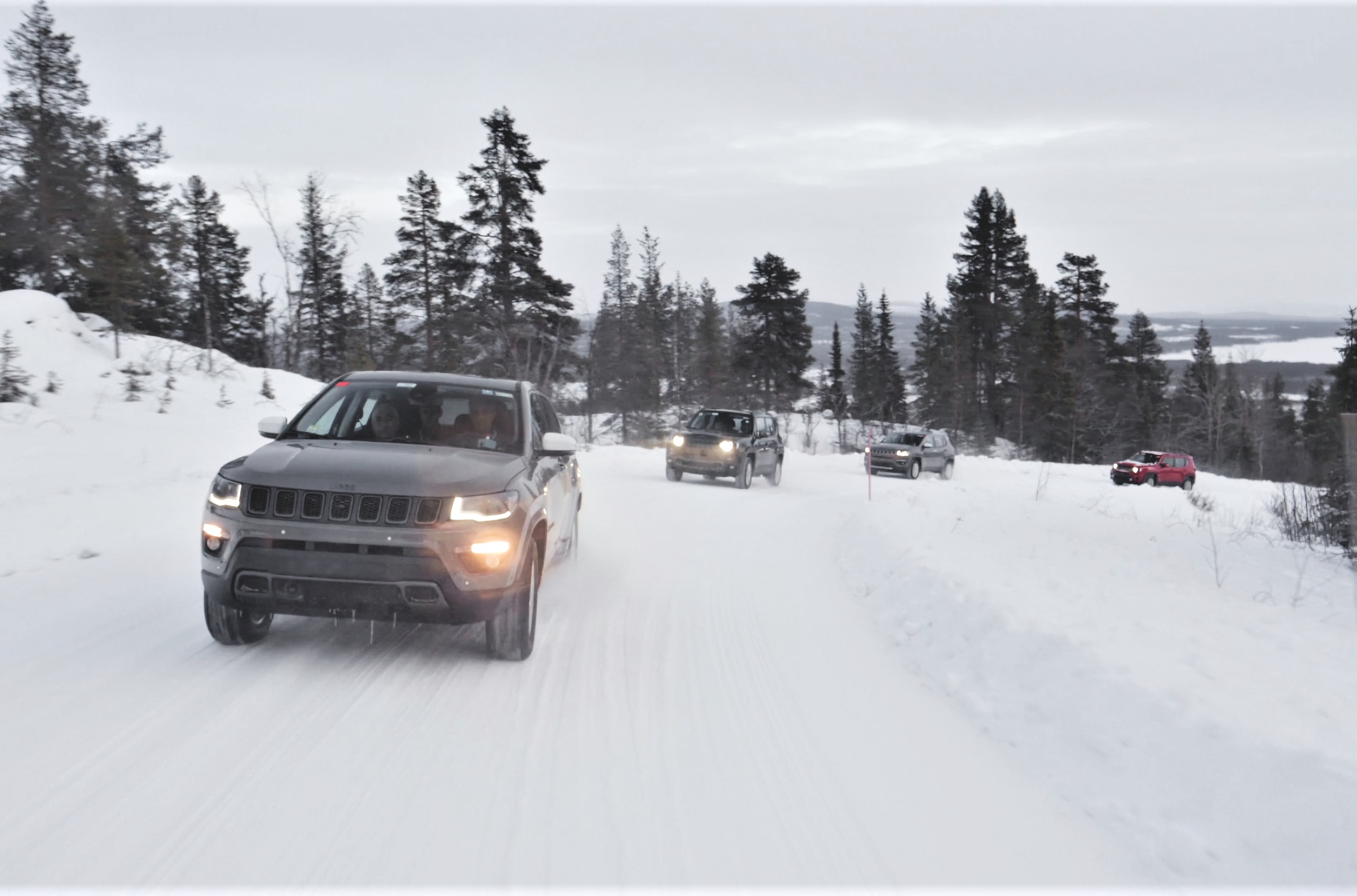 Гибридные Jeep выехали на зимние тесты