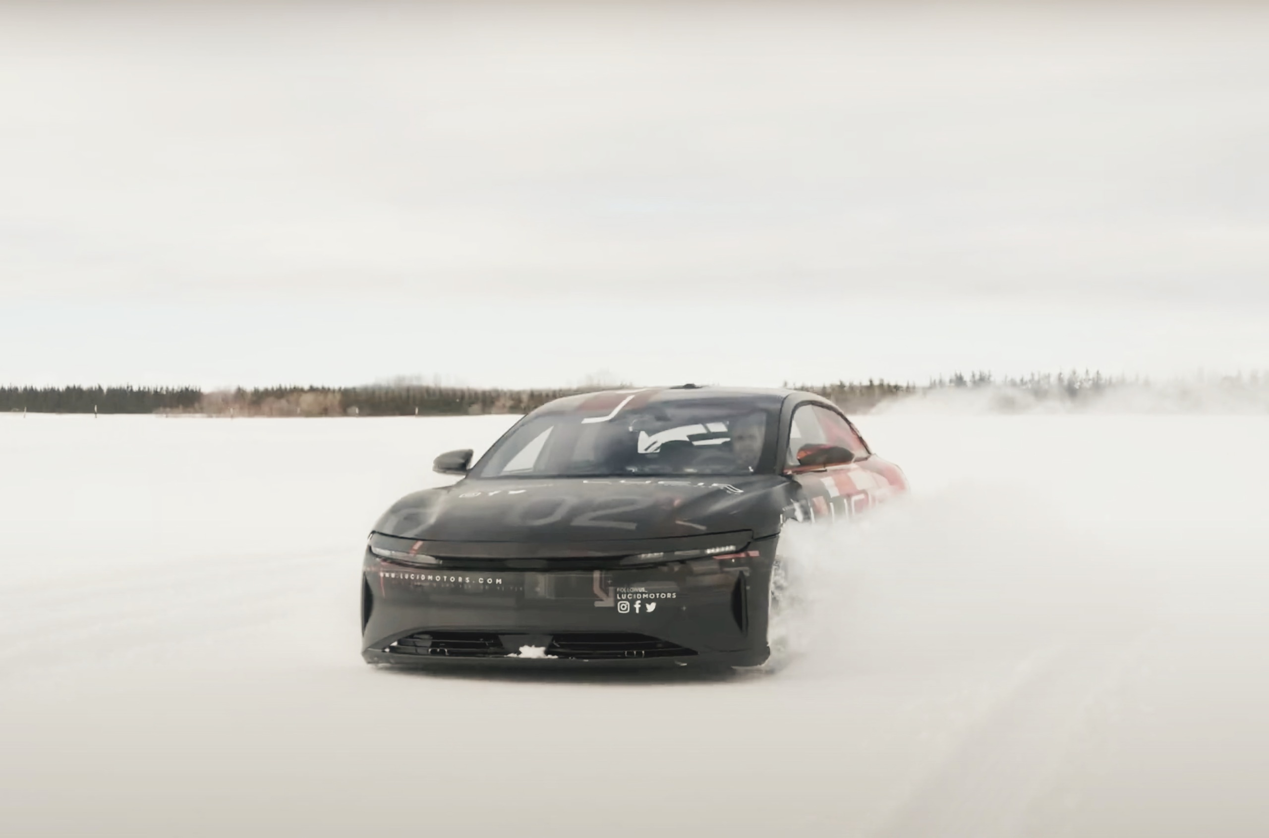 Видео: электроседан Lucid Air дрифтит по снегу