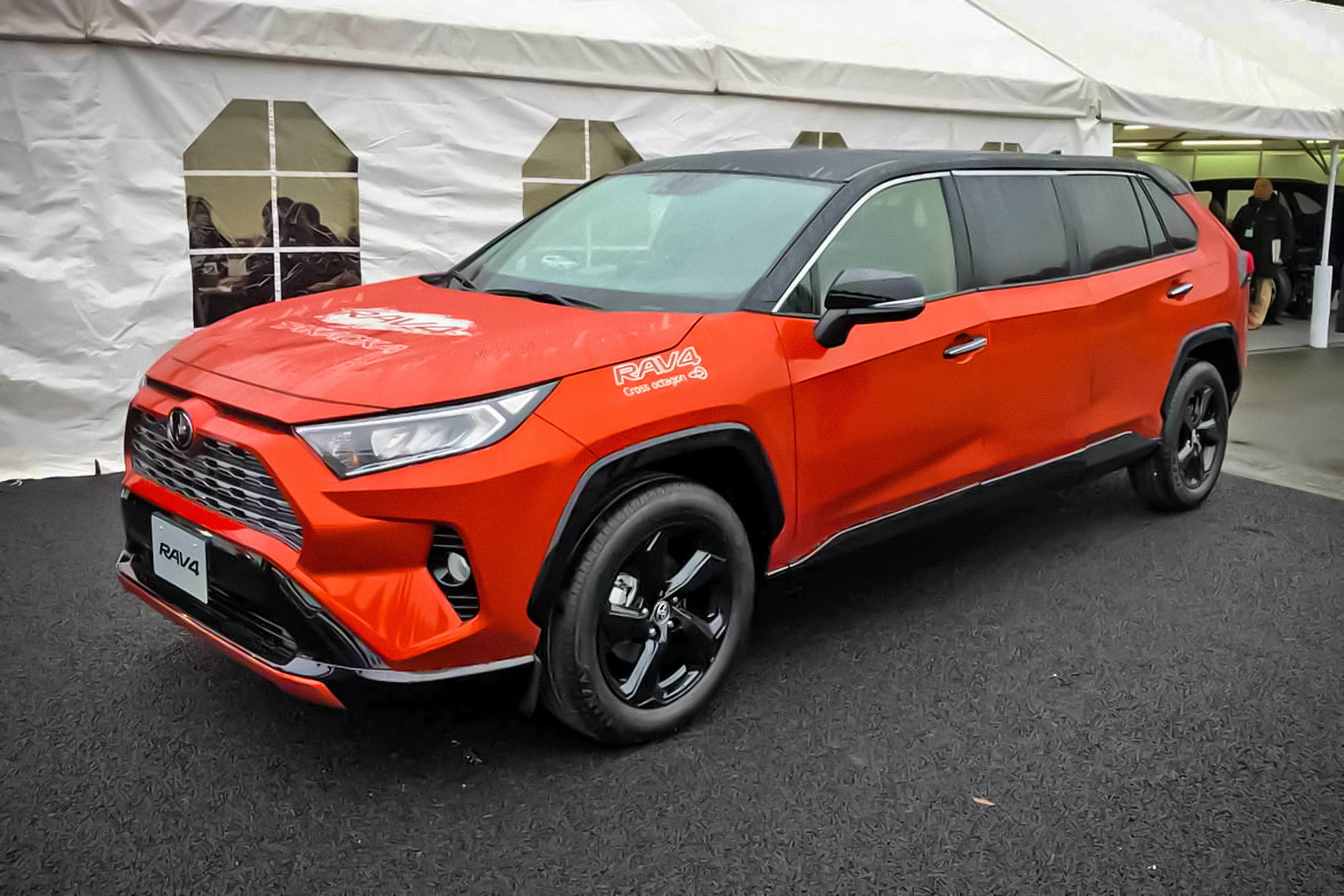 Из Toyota RAV4 сделали 5,4-метровый лимузин