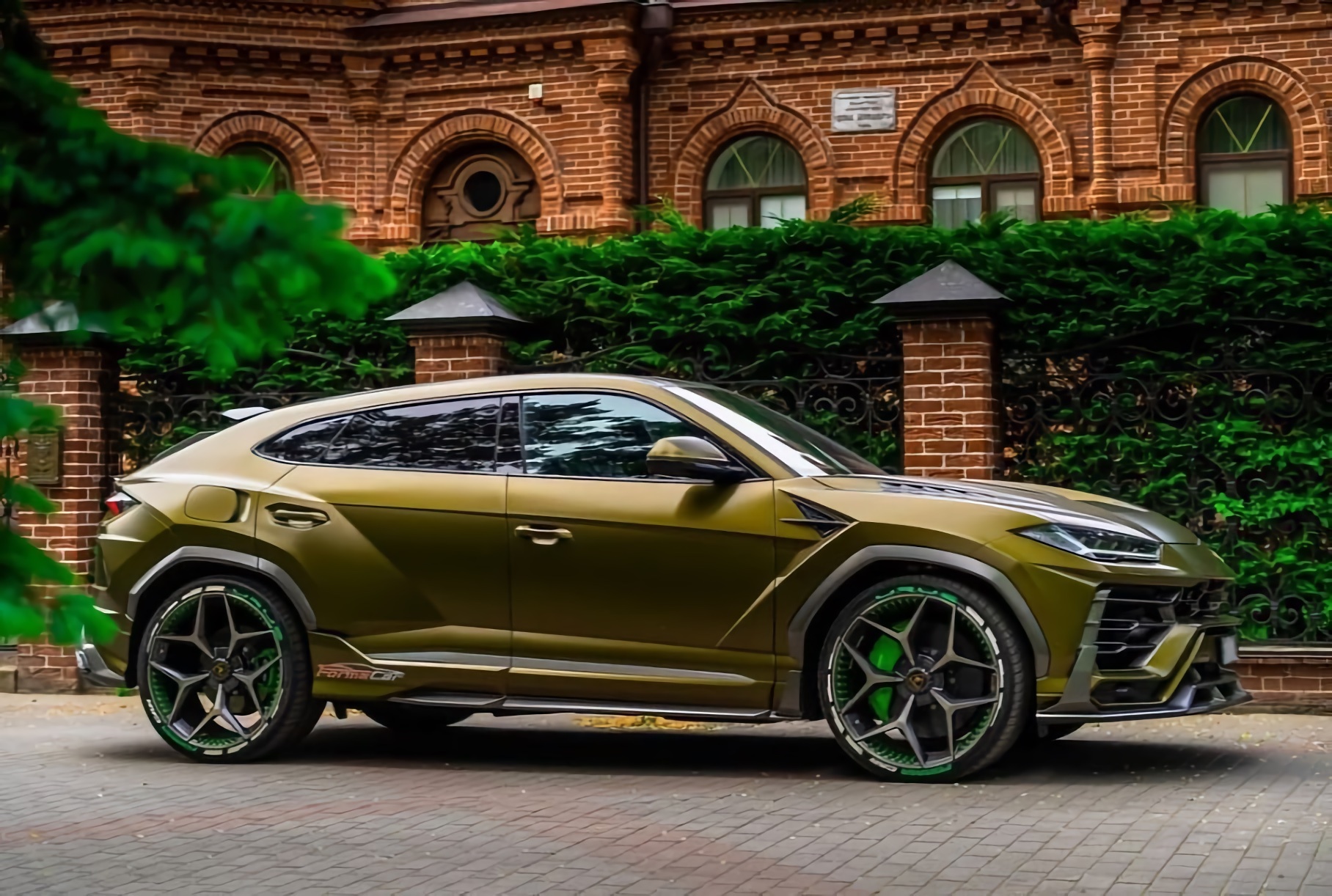 В России продают один из самых дорогих в мире Lamborghini Urus