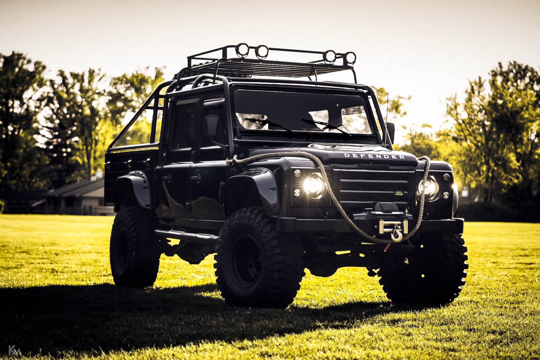 Посмотрите на армейский Land Rover Defender в стиле Джеймса Бонда