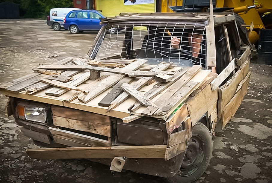 Видео: блогер прокатился по городу на деревянных «Жигулях»