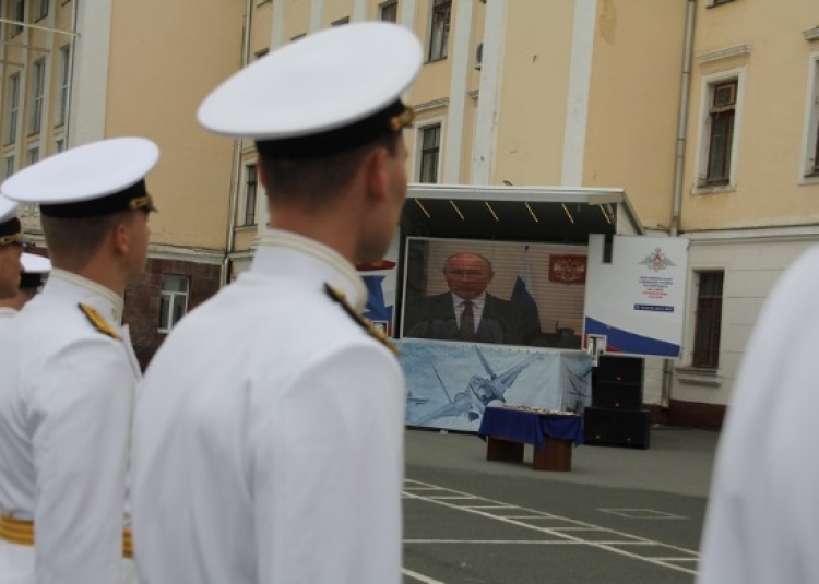 77-й выпуск офицеров ТОВВМУ во Владивостоке прошел без родителей курсантов и гостей