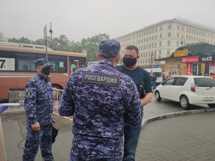 Во Владивостоке продолжаются рейды по соблюдению масочного режима