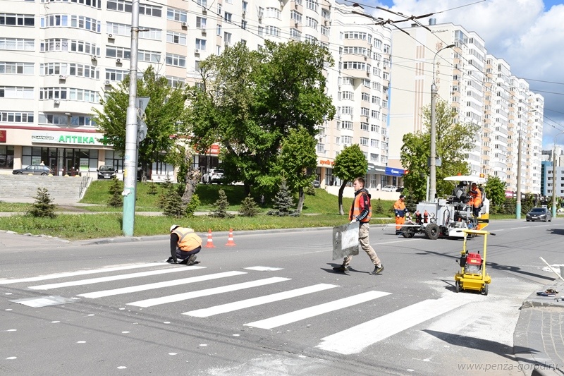 В Пензе на дорогах наносят разметку термопластиком и краской