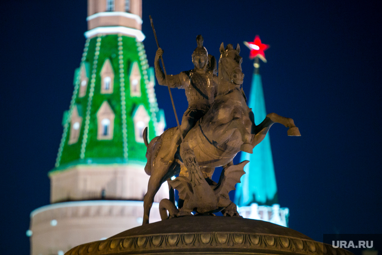 В Москву, где формируется новое правительство РФ, улетели три губернатора с Урала