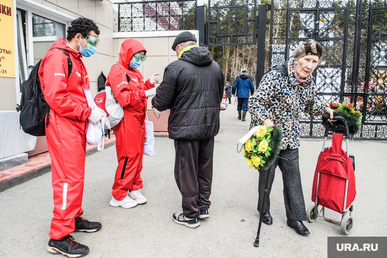 В Родительский день на кладбищах Екатеринбурга раздают маски. ФОТО. ВИДЕО