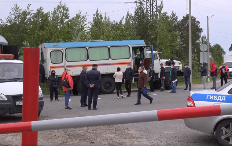 Жителям ХМАО грозят штрафы за акцию протеста. Они перекрыли дорогу в карантинный поселок