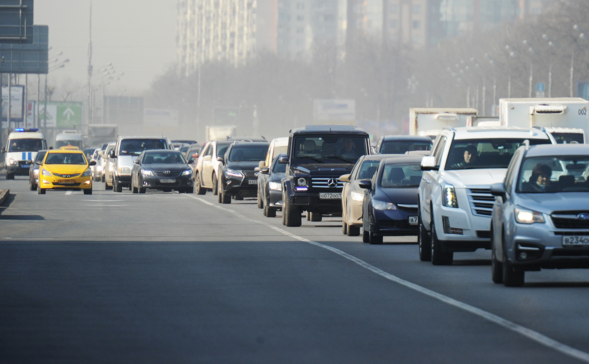 Автомобилистам запретят ездить по выделенным полосам в Москве по выходным