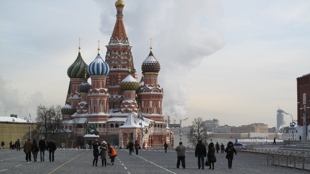 Иностранные туристы массово отменяют поездки в Москву