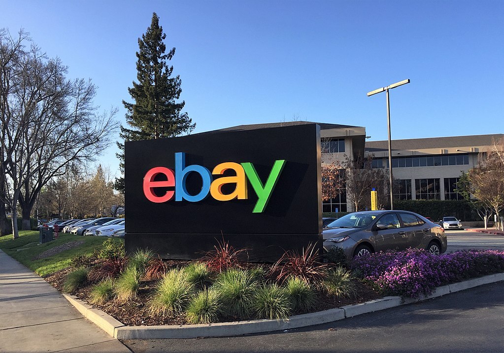 Сотрудники eBay отправляли критикующим компанию блогерам похоронные венки и насекомых