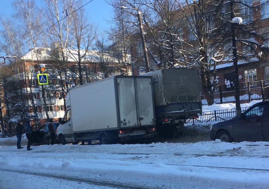 ДТП в Смоленске вызвало пробку на дамбе