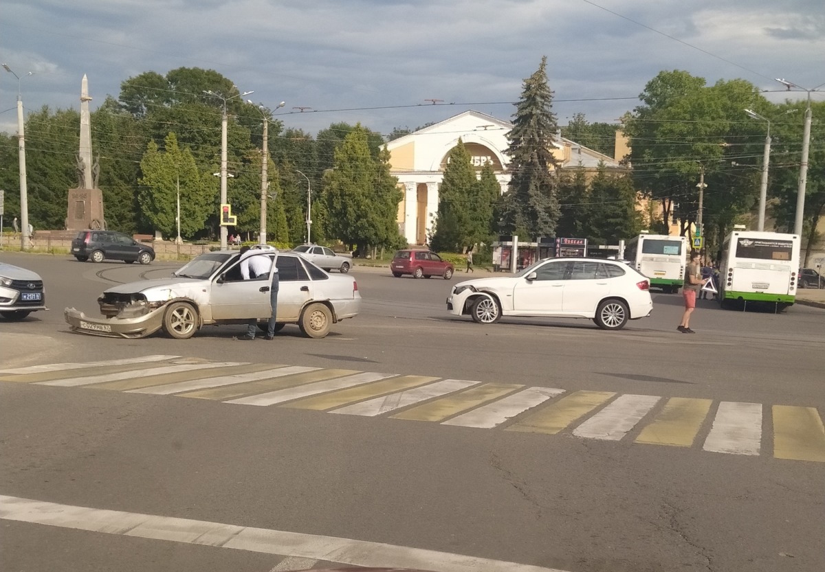 В Смоленске ВАЗ столкнулся с Ивеко