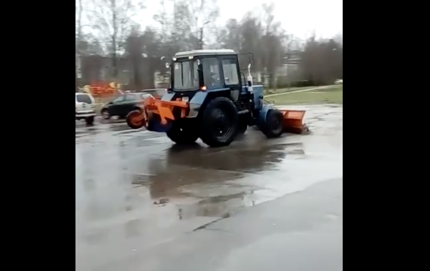 В Сети обсуждают видео, как 'сумасшедший трактор' разгоняет лужи в Петергофе