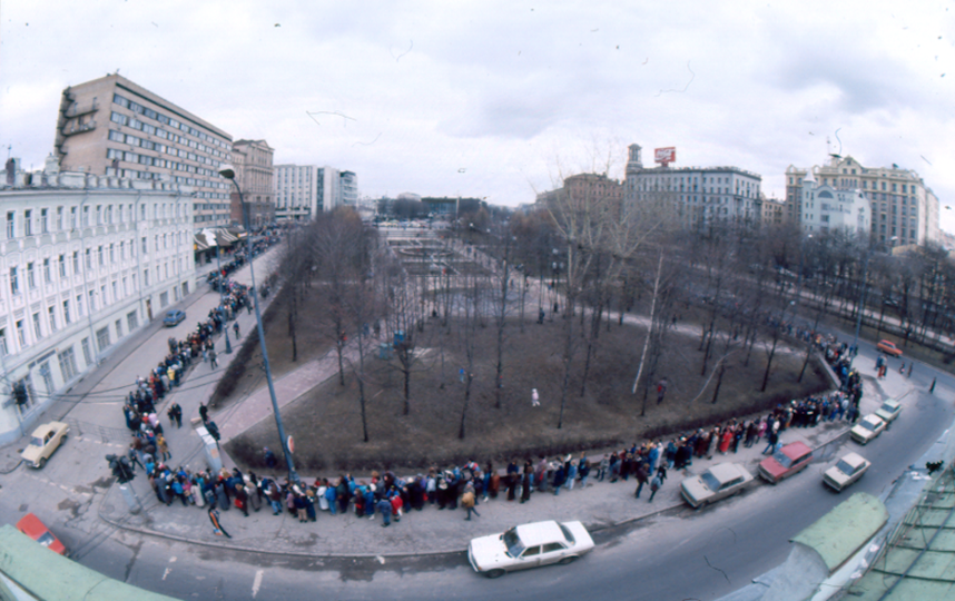 30 лет назад в России открылся первый 'Макдоналдс': Москвичи вспомнили, как стояли в знаменитой очереди