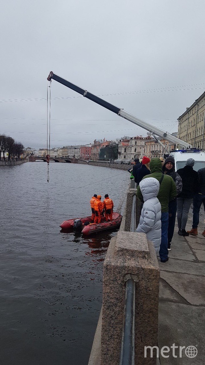 Автомобиль упал в Фонтанку: за рулём была женщина