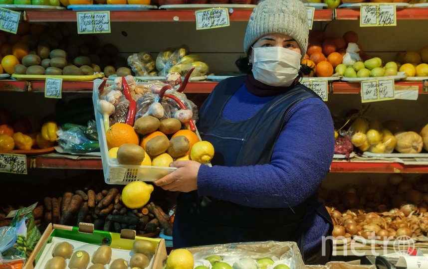 Продавцы в Петербурге вышли на передовую: как берегут себя от вируса в магазинах