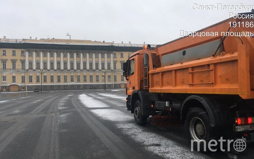 Как дорожные службы Петербурга расправились с апрельским снегом: фото