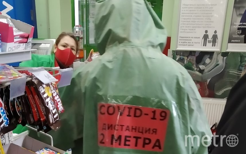 Покупатель в противогазе напомнил петербуржцам о дистанции в магазине: фото